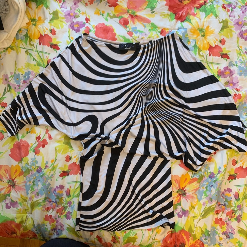 🌦️Come Clean Closet Sale🌦️ Fun black and white top!!!